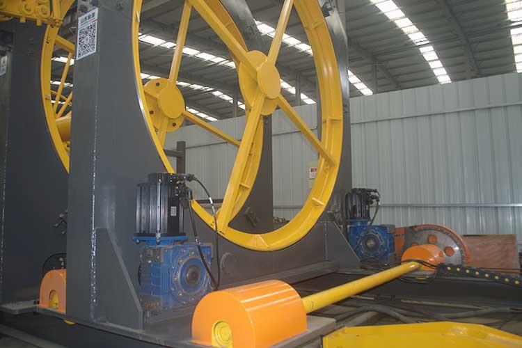 全自動(dòng)鋼筋籠滾焊機(jī)采用PLC和變頻控制技術(shù)，使鋼筋籠的繞筋精度可準(zhǔn)確到一米內(nèi)，間距誤差5mm以內(nèi)