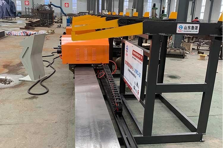 數(shù)控立式鋼筋彎曲中心由工業(yè)計算機(jī)控制，加工角度準(zhǔn)確到1°，定尺長度準(zhǔn)確到1mm