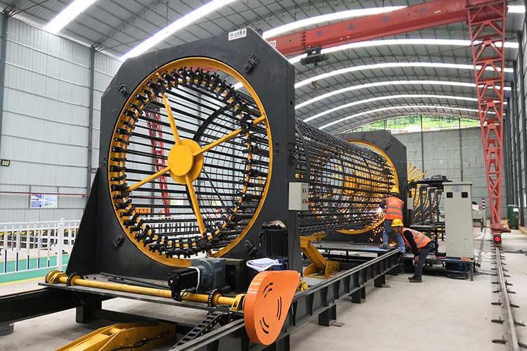 這就是數(shù)控鋼筋籠滾焊機，即“鋼筋籠成型機”的工作原理