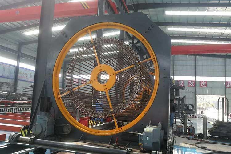 數(shù)控鋼筋籠滾焊機操作簡單、方便快捷、弧度準(zhǔn)確、效率高，是為大型建筑工程，如橋梁、隧道、涵洞、水電站、和核電站等設(shè)計制作的站品