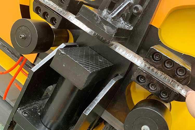 數(shù)控鋼筋彎曲中心上一些電器小元件，比如繼電器和傳感器等也是容易損壞的地方，購(gòu)買時(shí)注意這些細(xì)節(jié)
